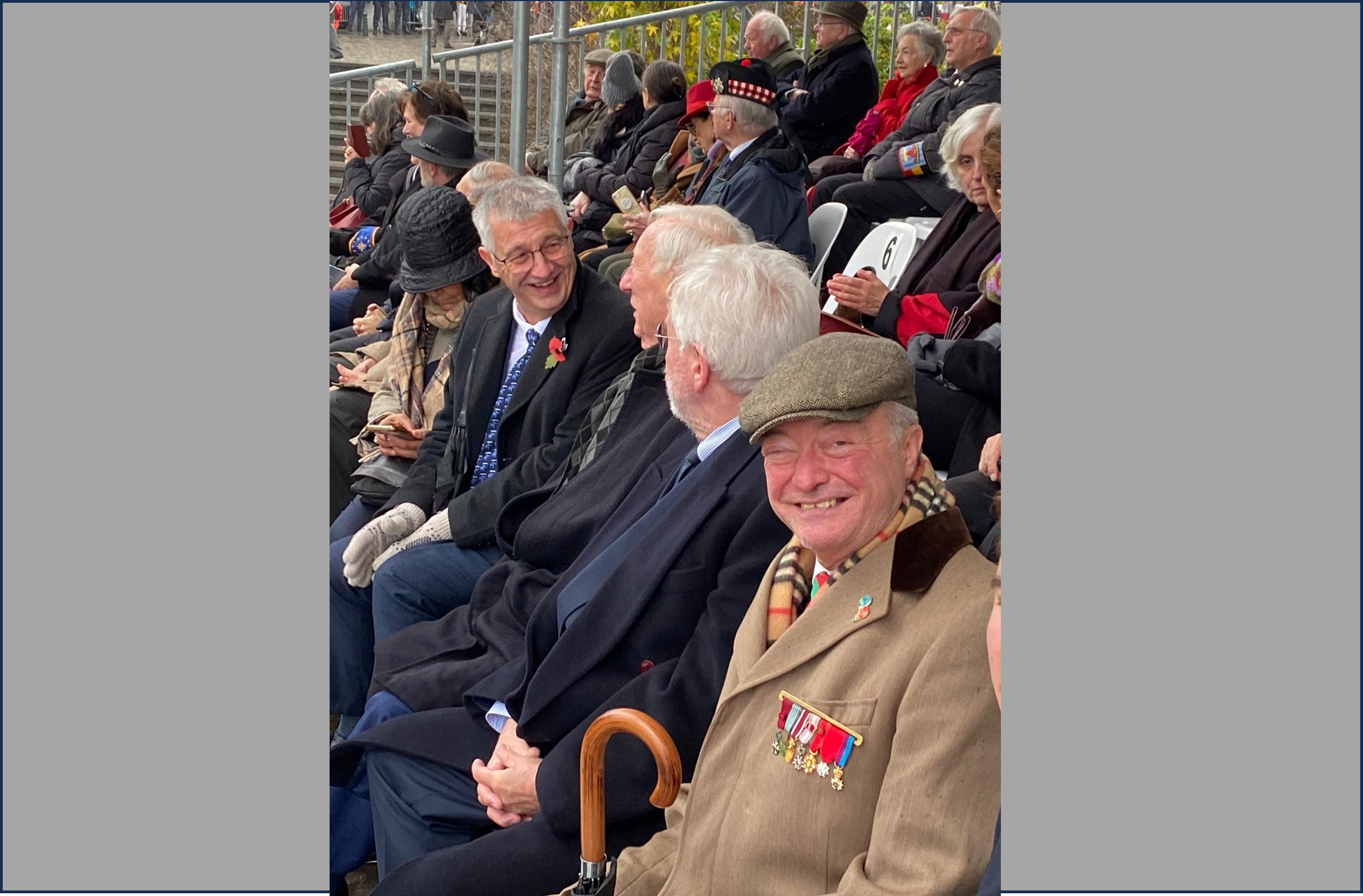 Patrick Van den Eede discute avec les anciens combattants.